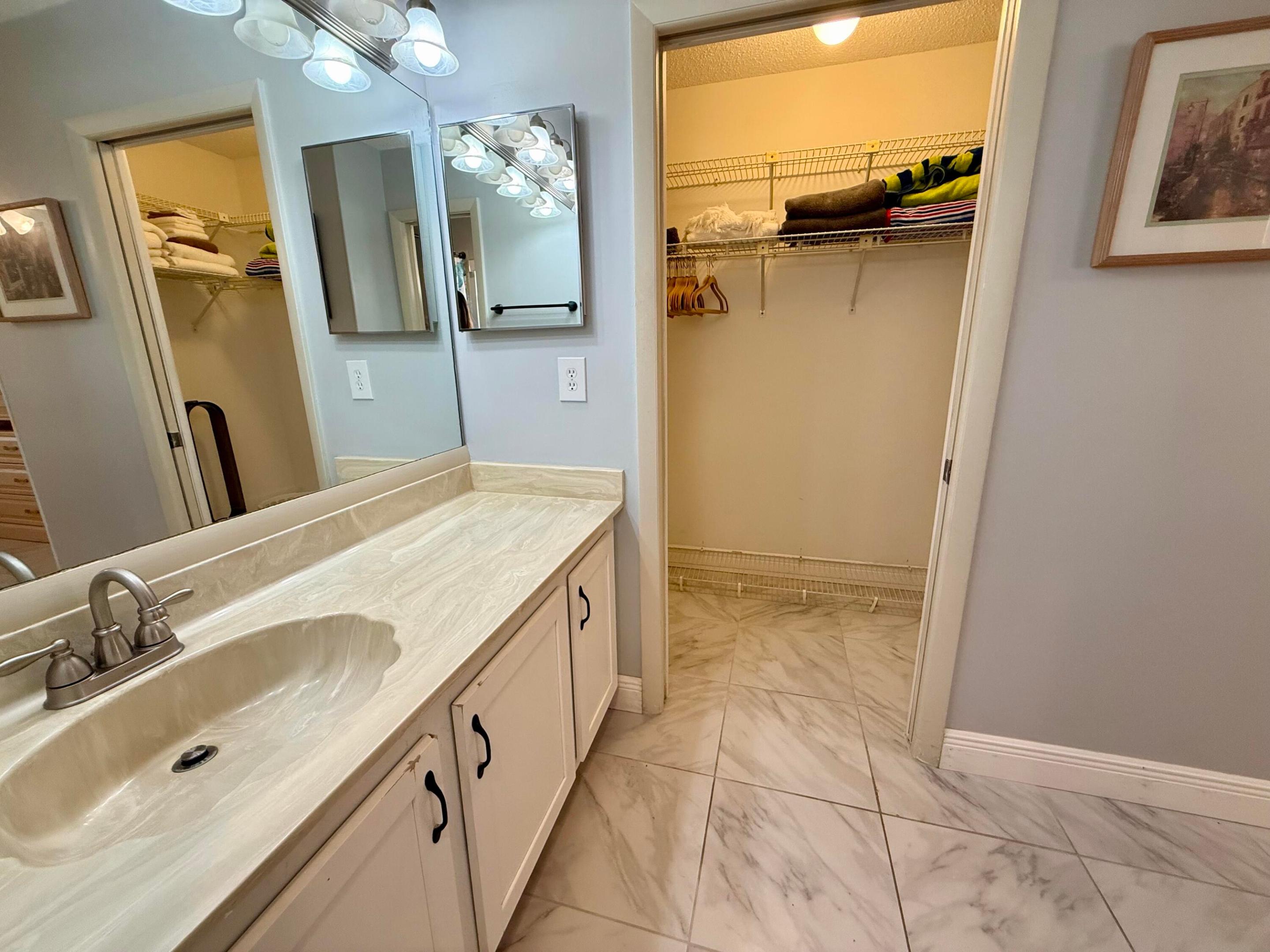 THE GROVE CONDOMINIUM SECTION 1 - Residential Lease