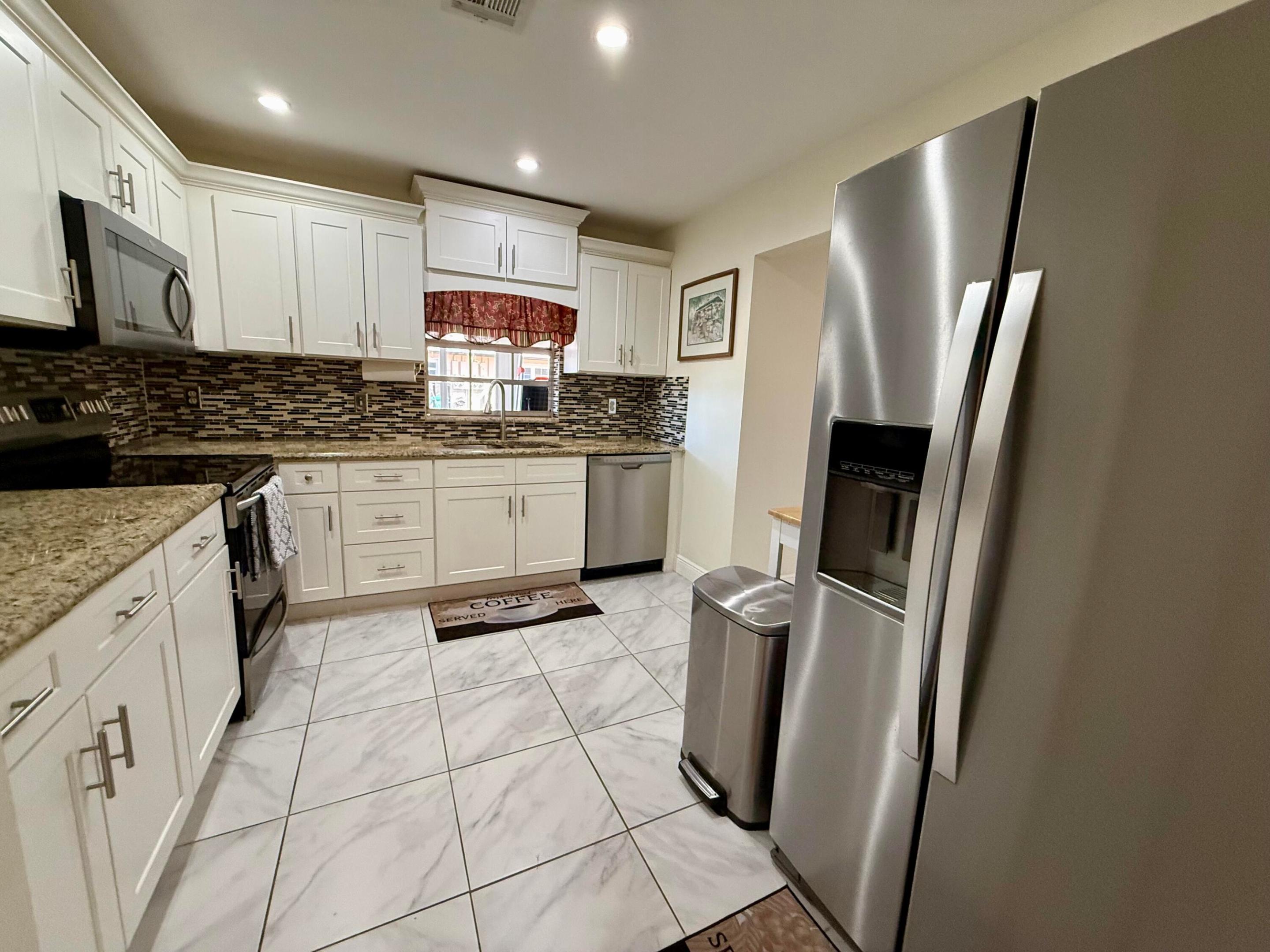 THE GROVE CONDOMINIUM SECTION 1 - Residential Lease