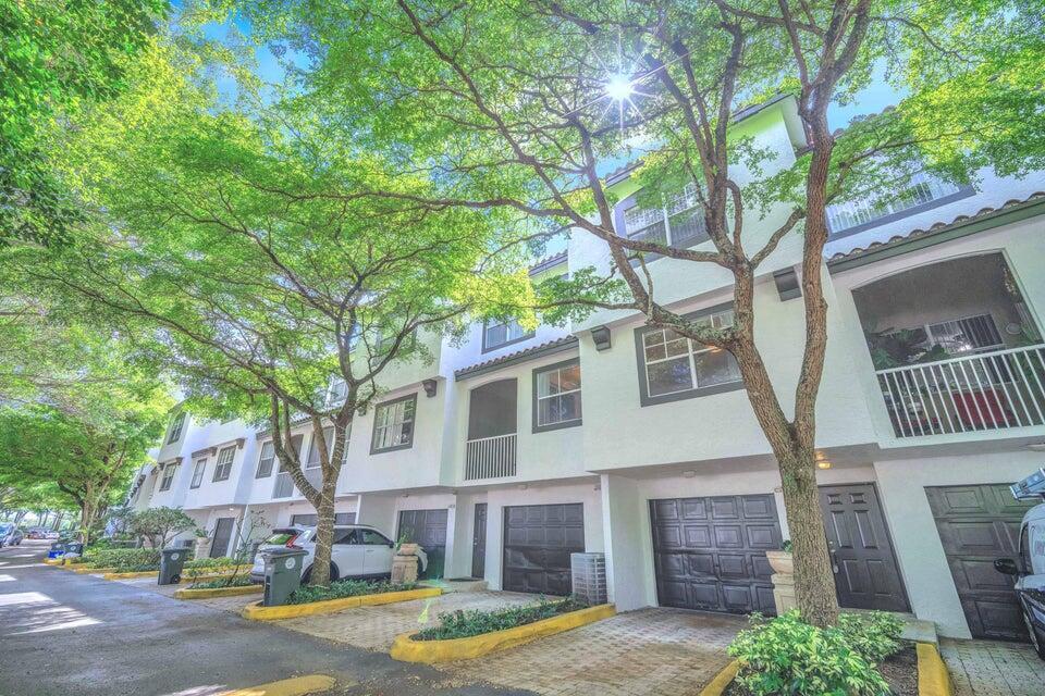 ESTADA OF LOS PASEOS - Residential Lease