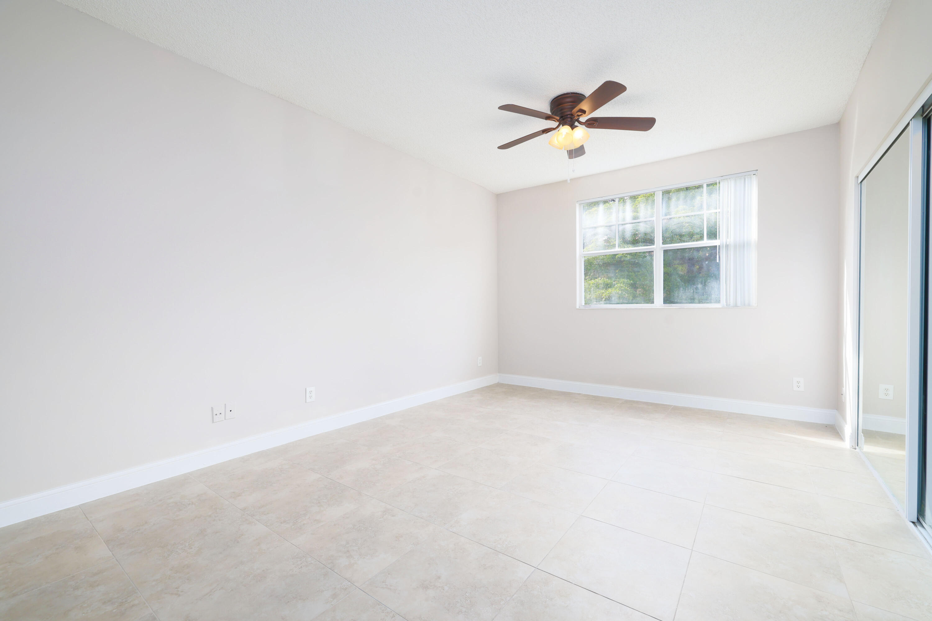 ESTADA OF LOS PASEOS - Residential Lease