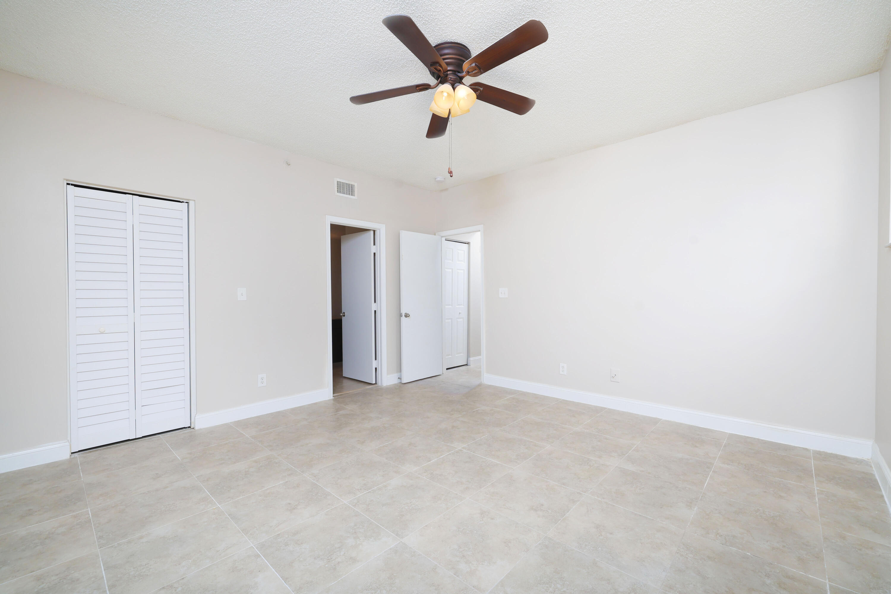 ESTADA OF LOS PASEOS - Residential Lease