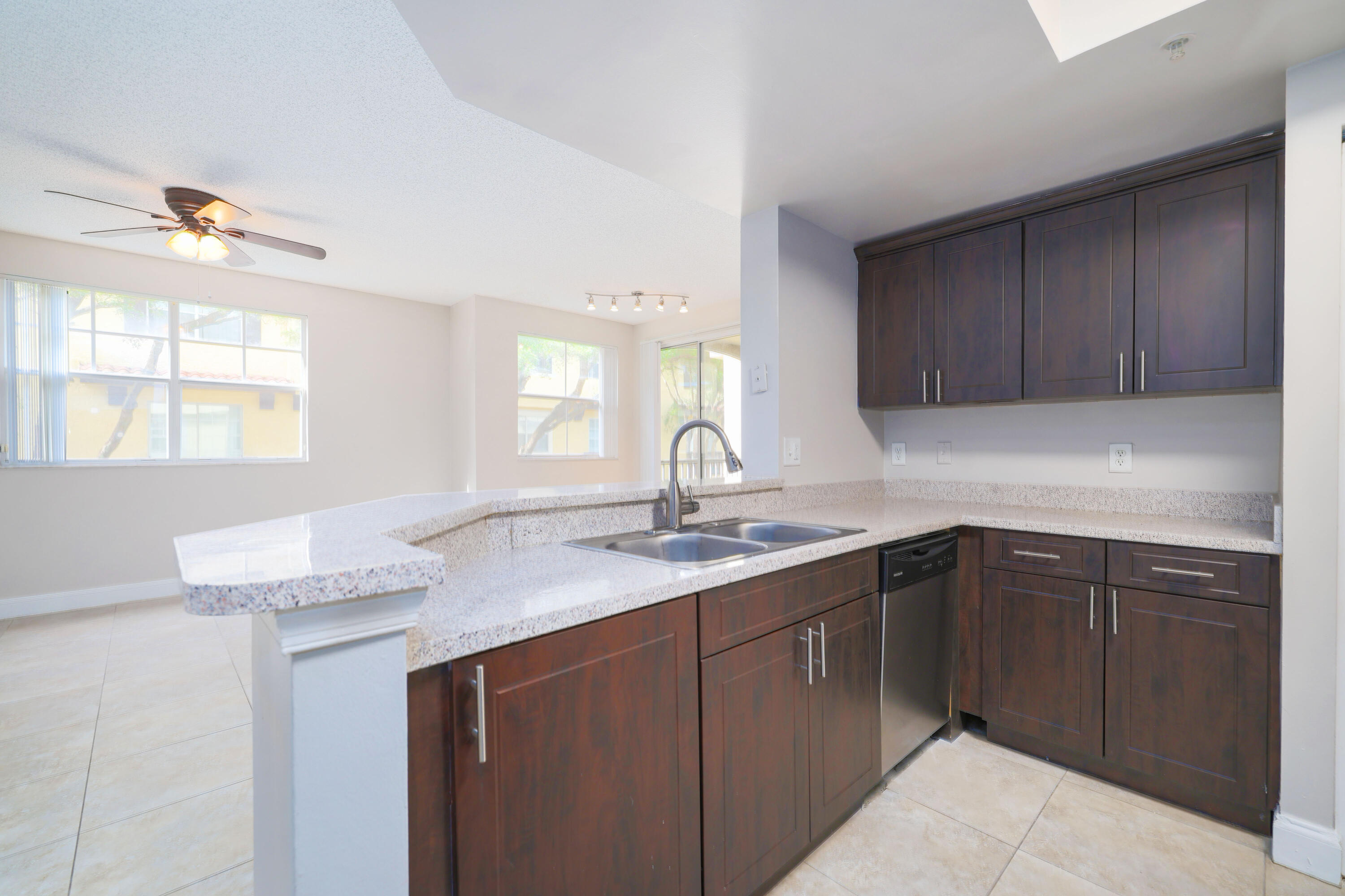 ESTADA OF LOS PASEOS - Residential Lease