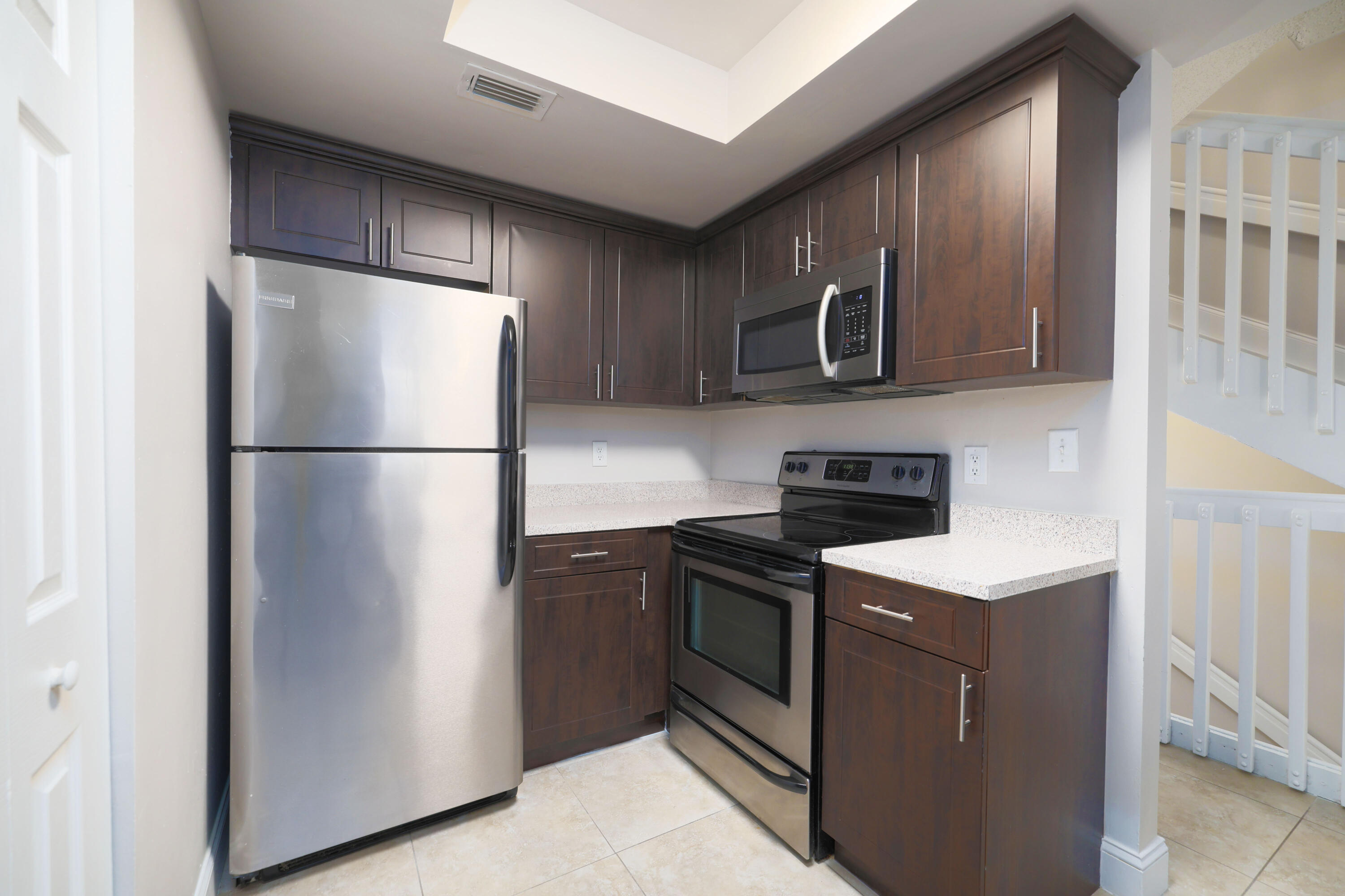 ESTADA OF LOS PASEOS - Residential Lease