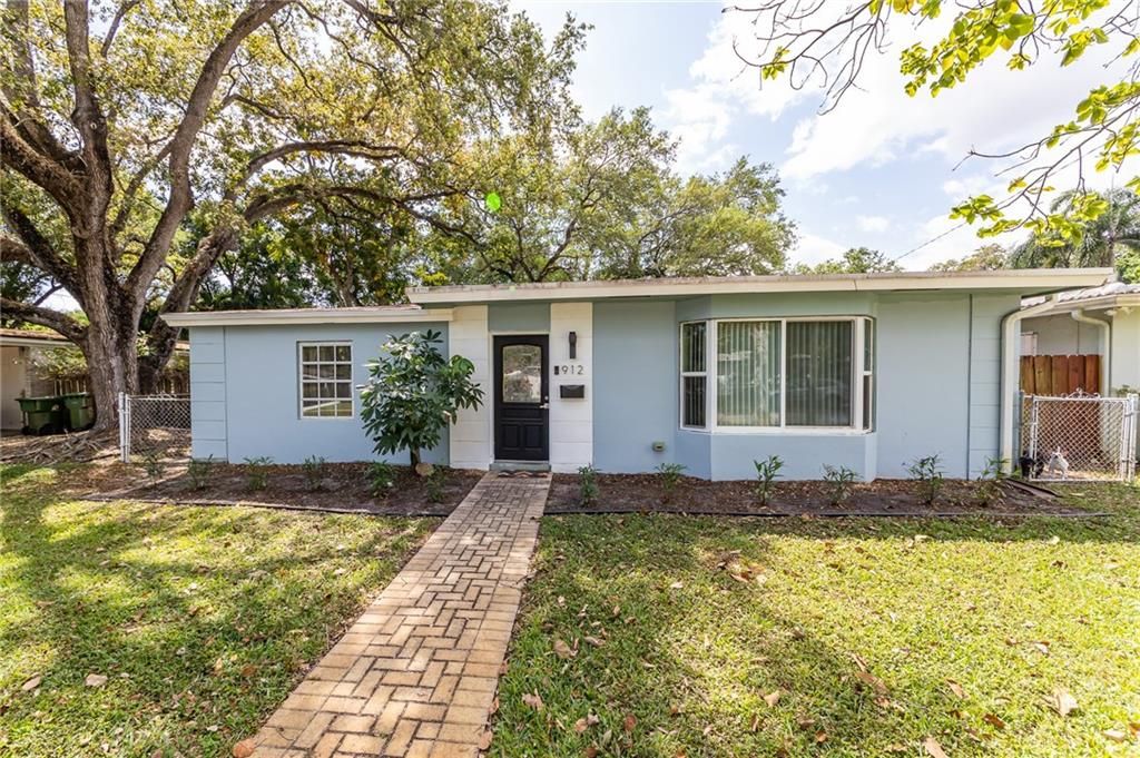 Photo of 912 SW 19th St, Fort Lauderdale, FL 33315 (MLS # F10371198)