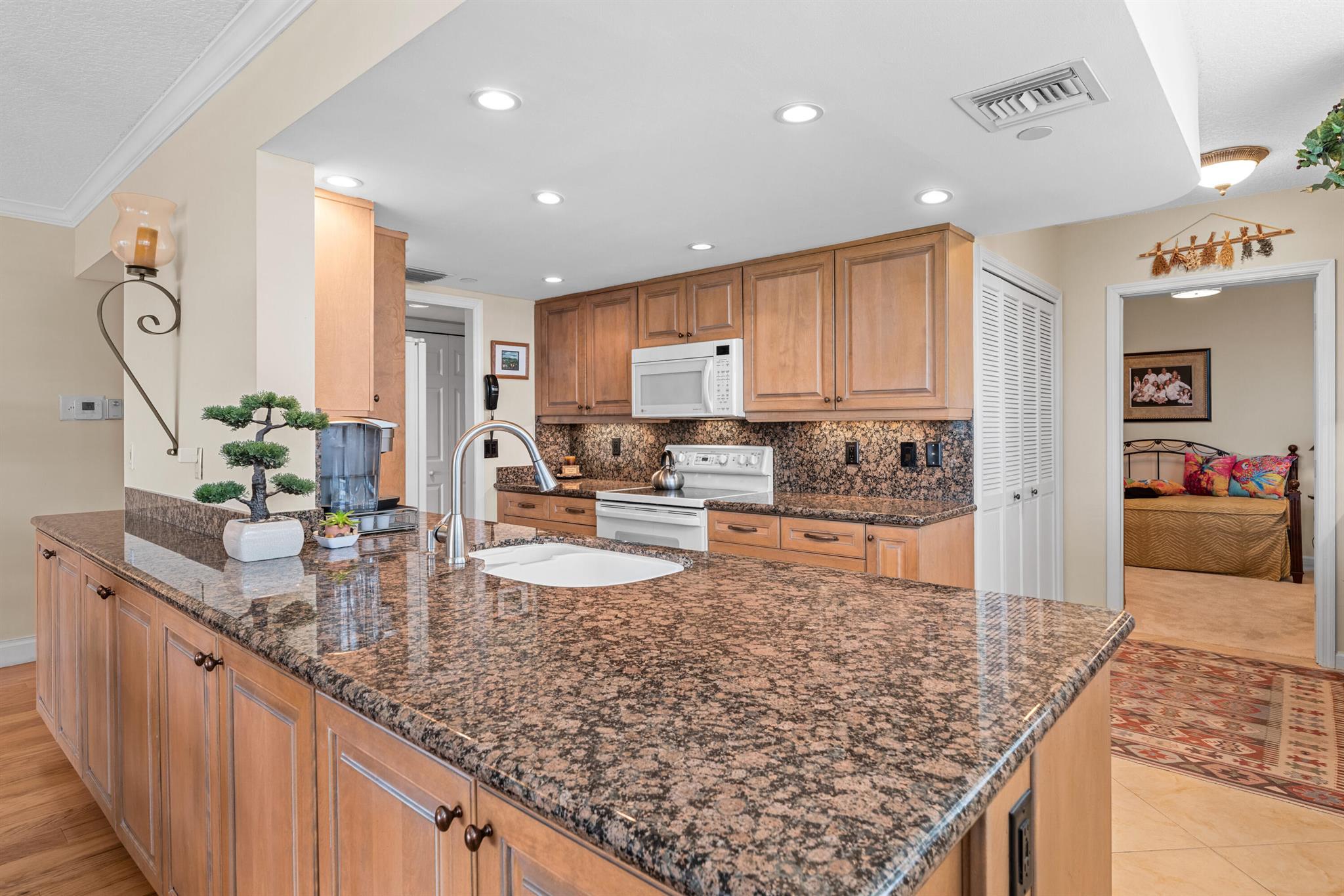 GOVERNORS POINTE CONDO - Residential
