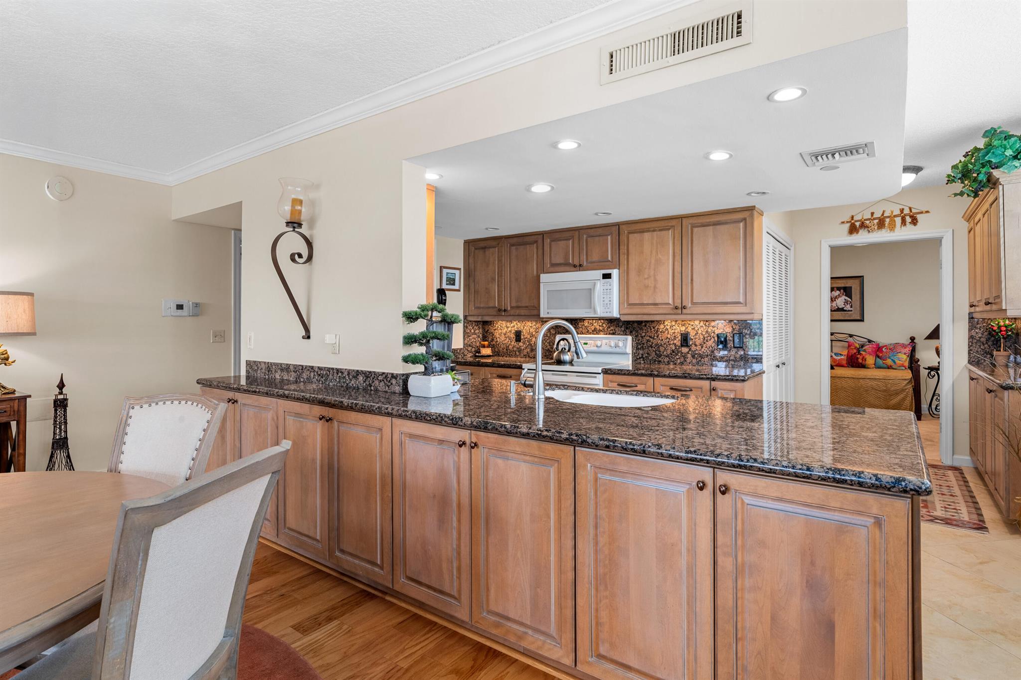 GOVERNORS POINTE CONDO - Residential