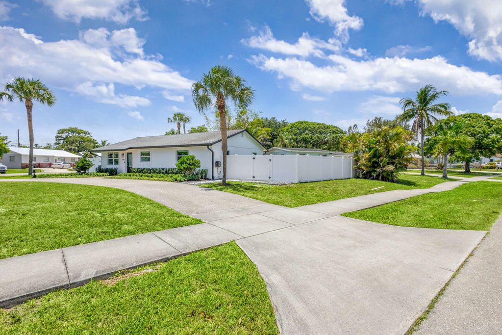 Photo of 204 W Whitney Drive, Jupiter, FL 33458 (MLS # R11094245)