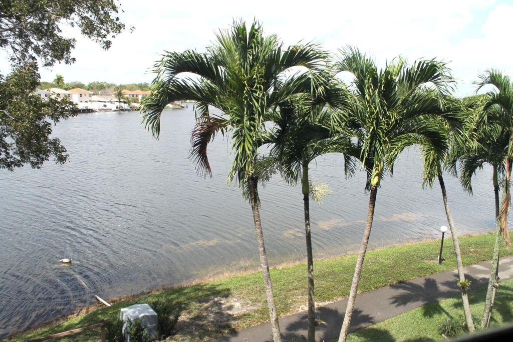 Photo of 1100 Colony Point Circle Circle #314, Pembroke Pines, FL 33026 (MLS # B26009071)