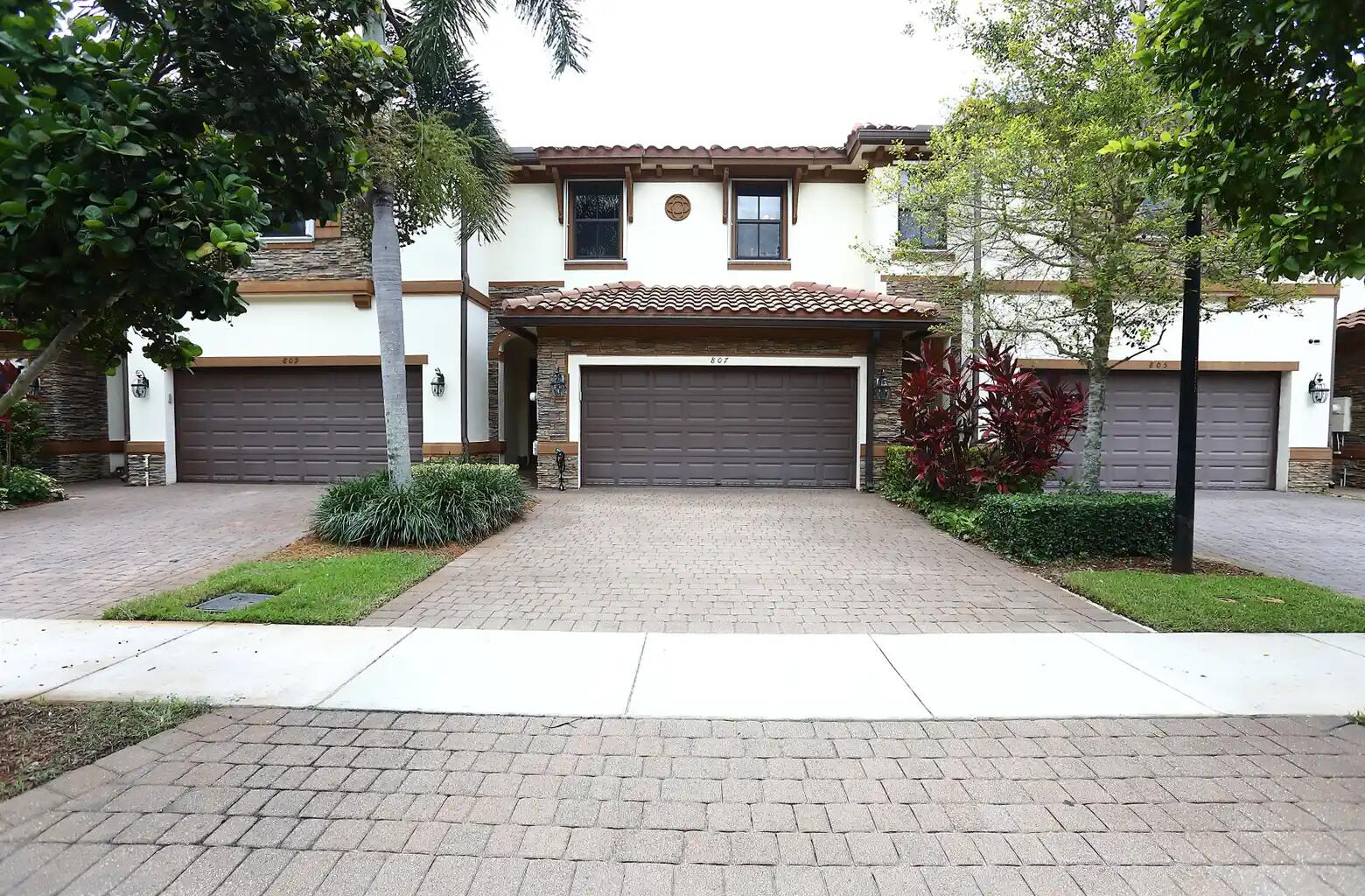 807 E Village Circle
