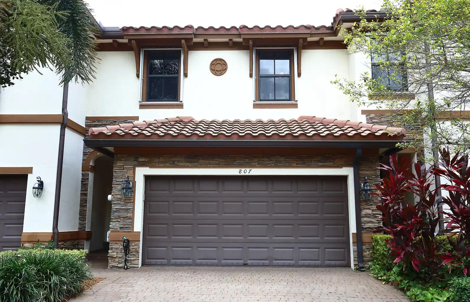 807 E Village Circle
