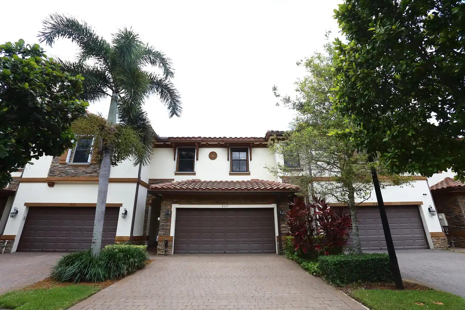 807 E Village Circle