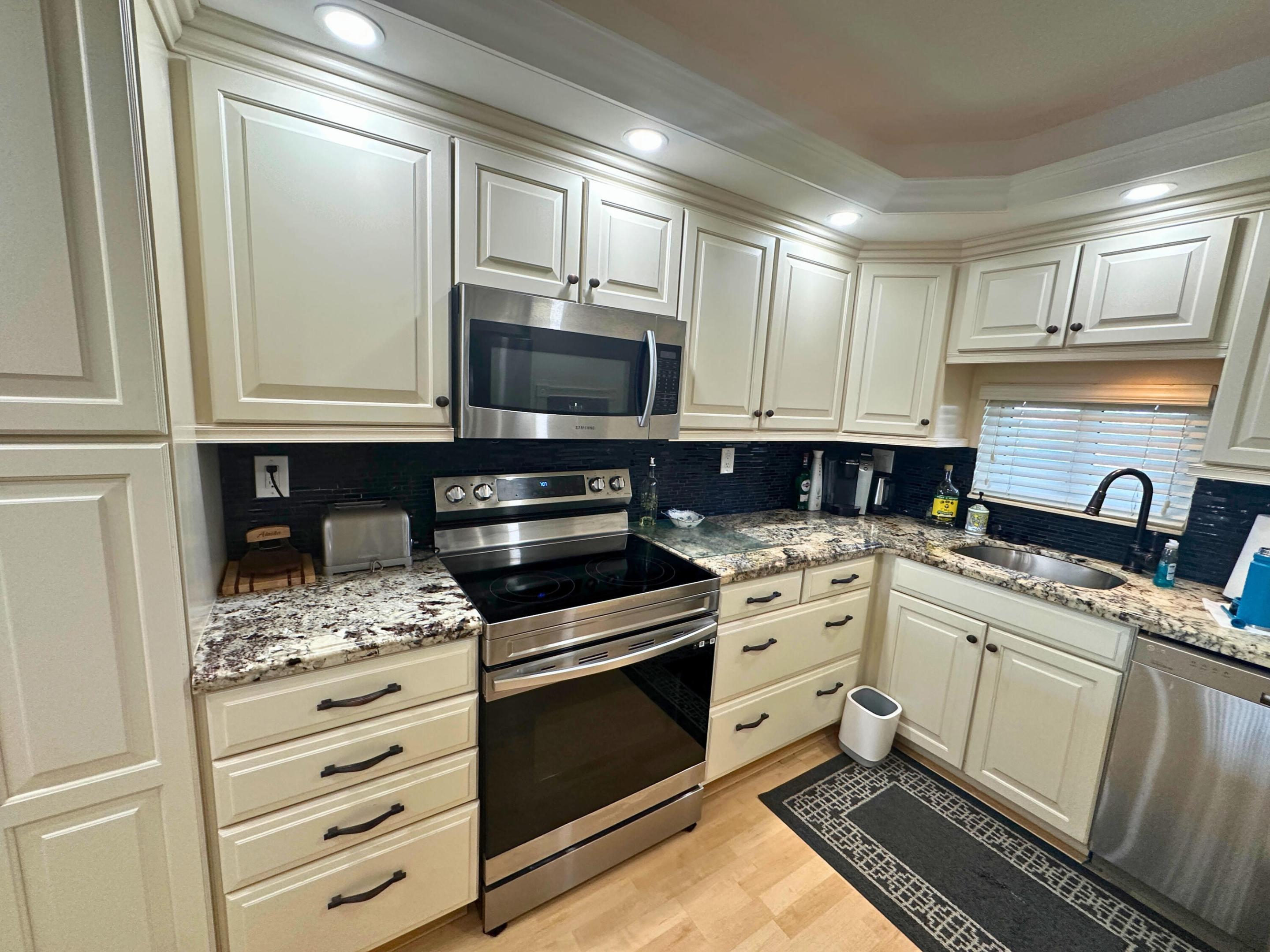 HOLLYBROOK GOLF - Residential Lease