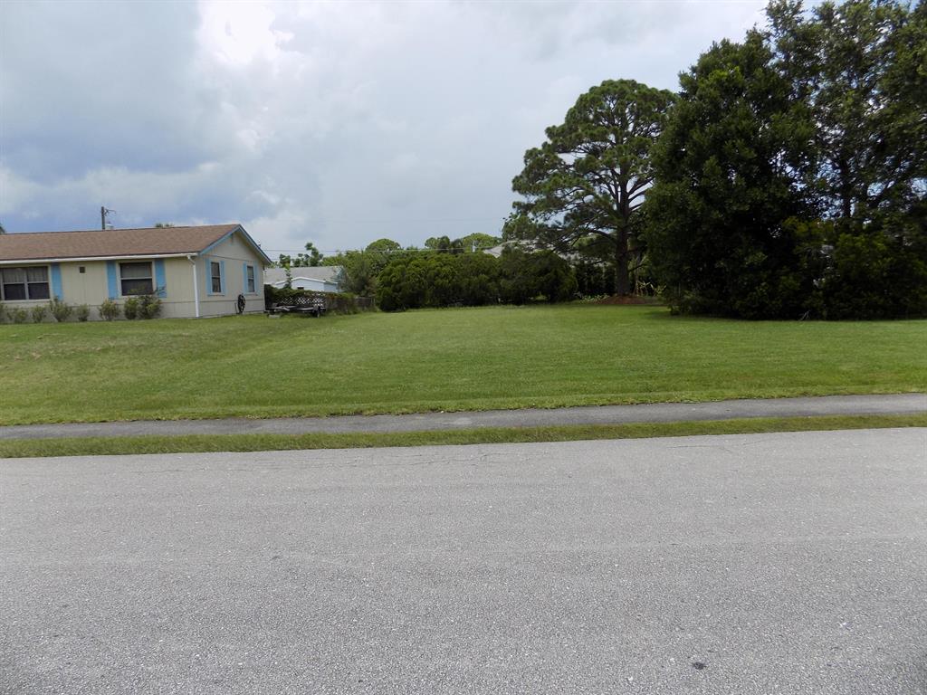 Bring your building plans and boat. Nice neighborhood with sidewalks and paved road. One block from Lake Park with children's playground. 10 minute drive to Indian River. Boat ramps at the Sebastian Riverview Park. Close to shopping and resturants.