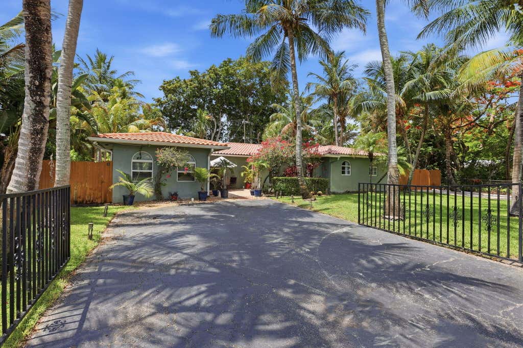 Photo of 3000 Sherwood Boulevard, Delray Beach, FL 33445 (MLS # B26064649)