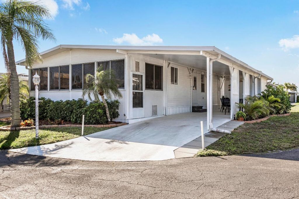Photo of 53008 Del Rio Bay, Boynton Beach, FL 33436 (MLS # R11061132)