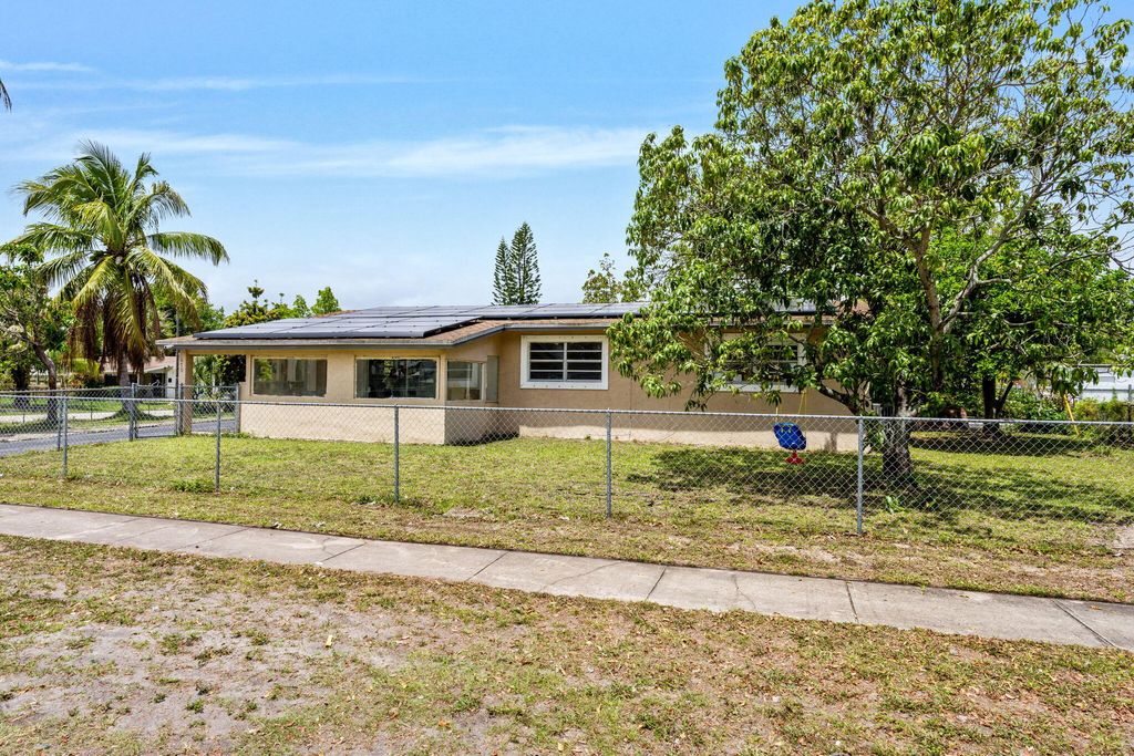 Photo of 670 SW 29th Avenue, Fort Lauderdale, FL 33312 (MLS # B26018329)