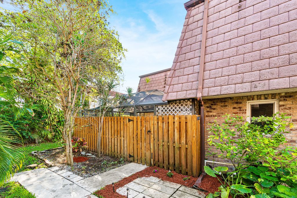 Photo of 7536 E Courtyard Run E, Boca Raton, FL 33433 (MLS # B26005039)