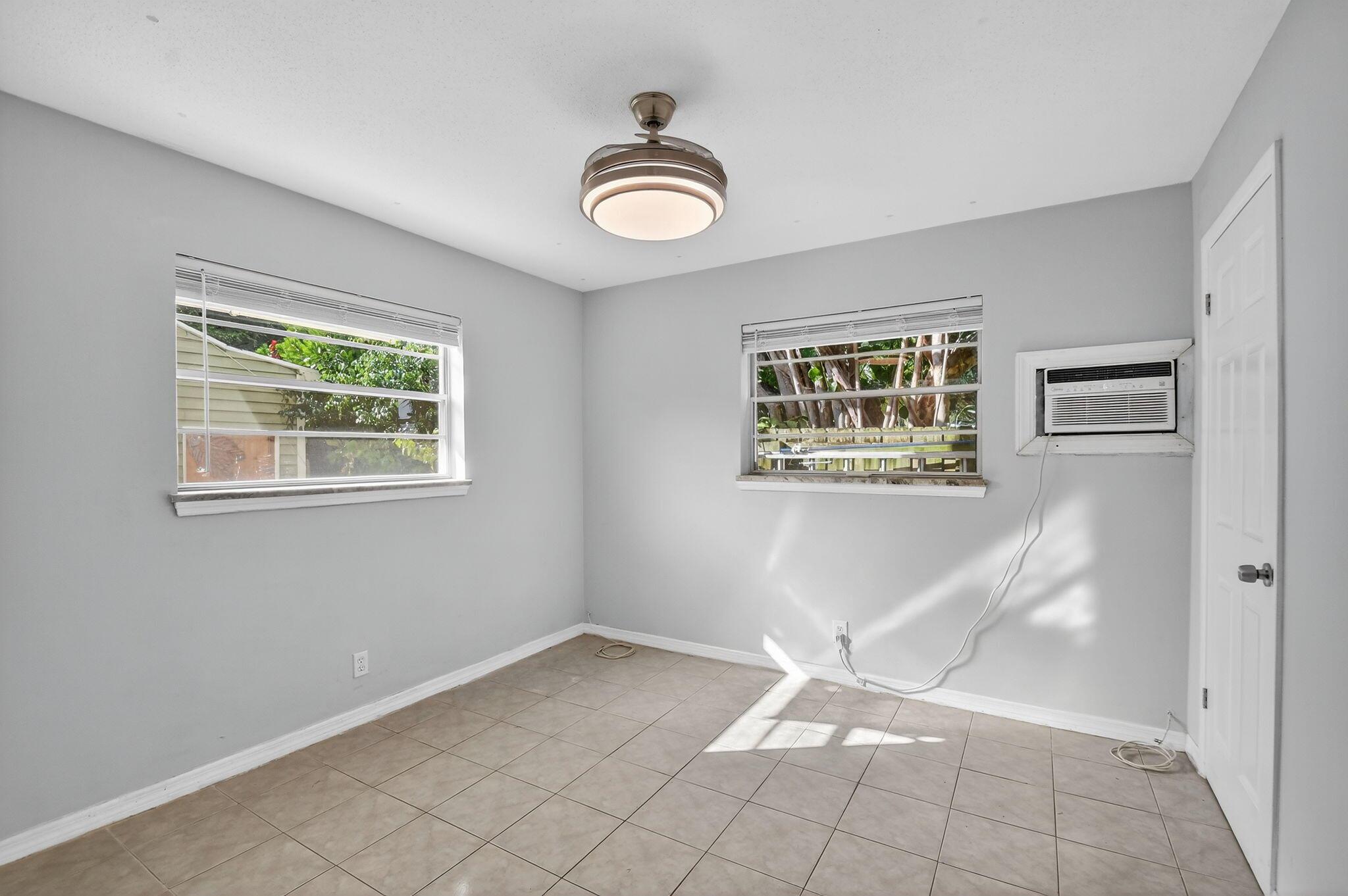 LAKE WORTH TOWN OF - Residential Lease