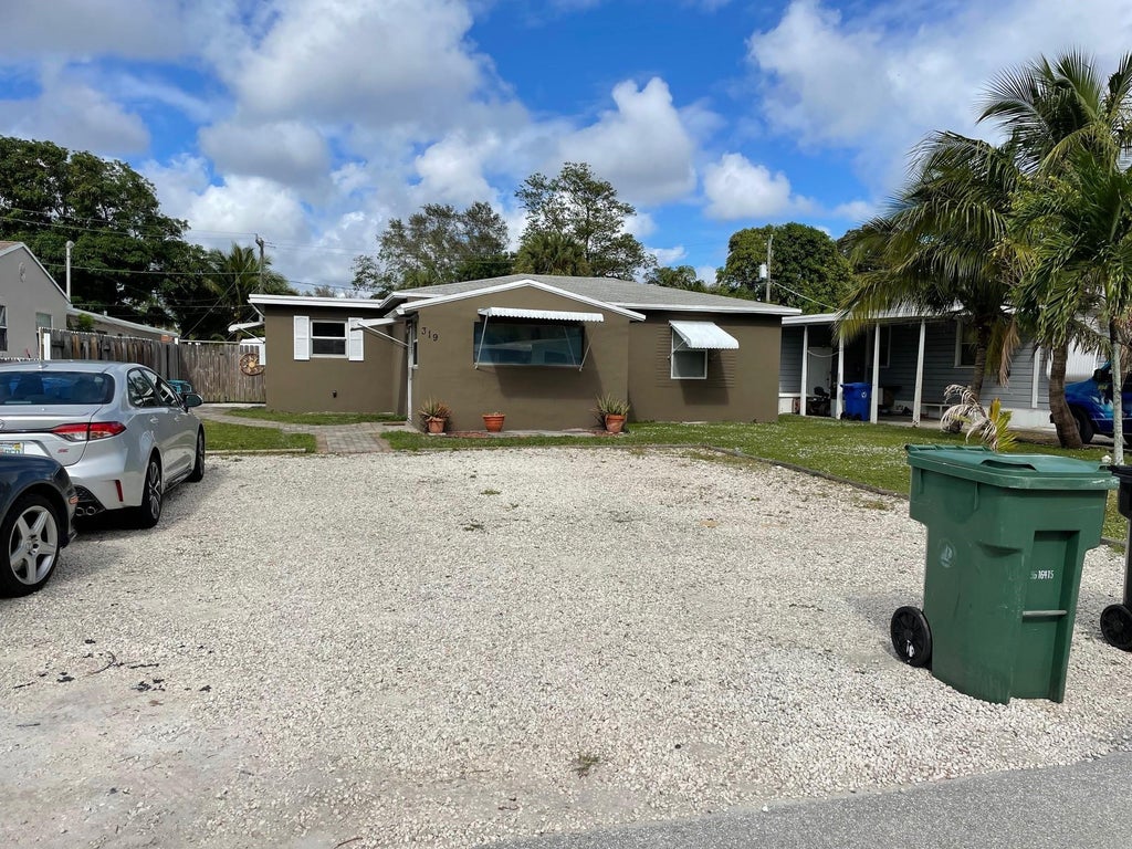 Photo of 319 SW 15TH Street, Fort Lauderdale, FL 33315 (MLS # B26058133)