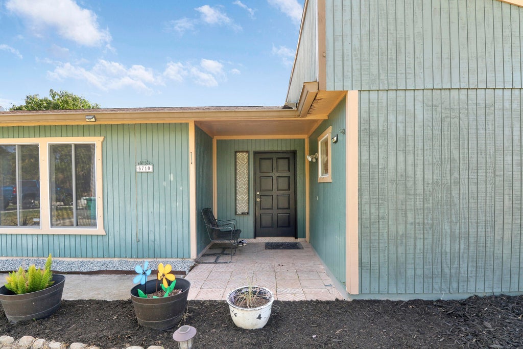 Photo of 5710 Hickory Drive, Fort Pierce, FL 34982 (MLS # R10980778)