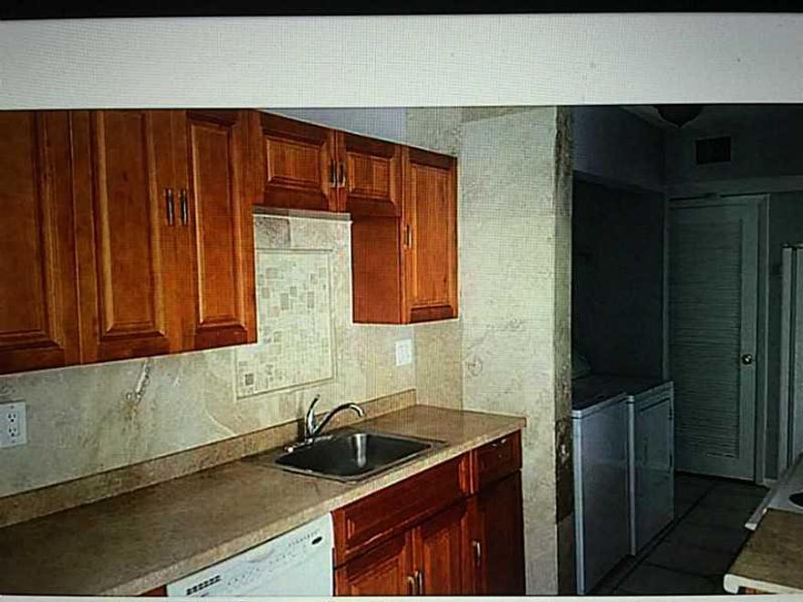 spacious ,charming 2/2 in heart of pompano beach , 2 min away from 95 and 5 of turn pike , close to major shops ,it is just must see