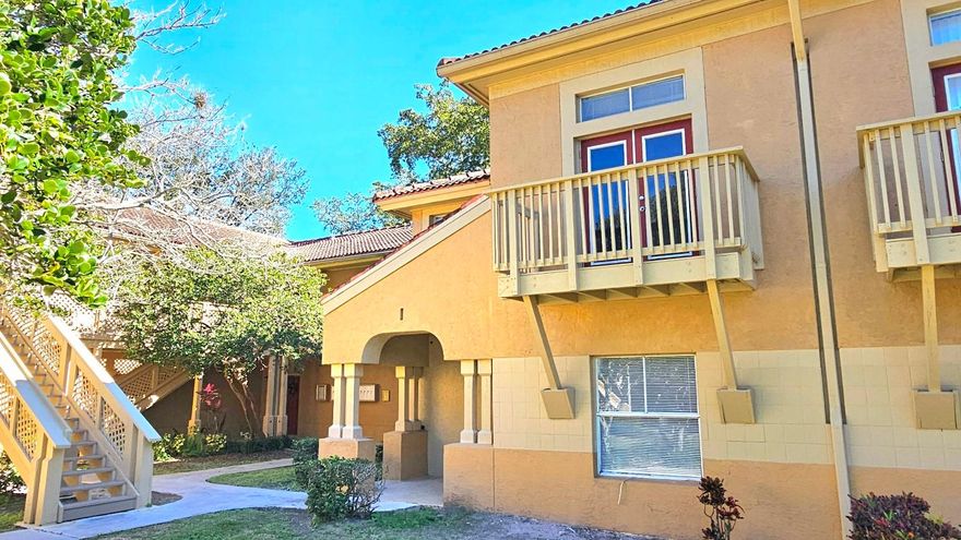 Amazing unit in Via Palm Lakes.This unit is updated,town house style floorplan and waterfront on the lake.This is the unit you have been looking for !!! hoa requires 620 credit score if higher