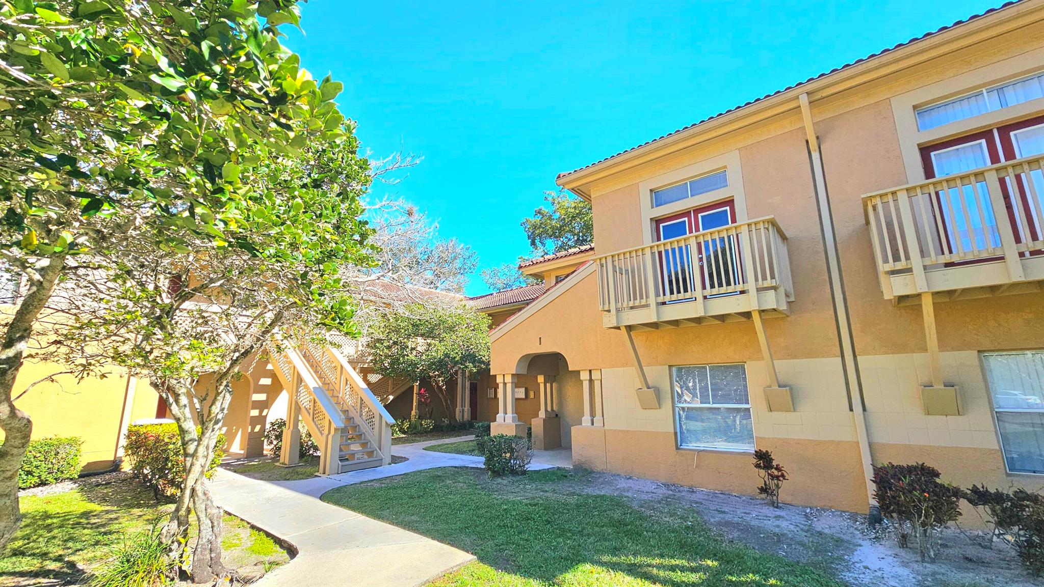 PALM LAKE CONDO - Residential Lease