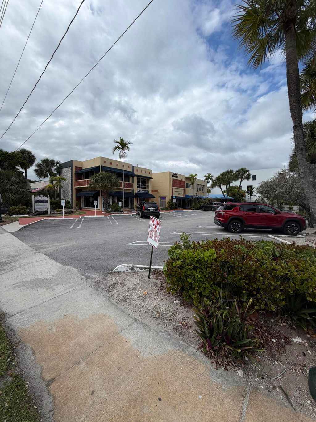 Photo of 800 Palm Trail, Delray Beach, FL 33483 (MLS # B26004260)