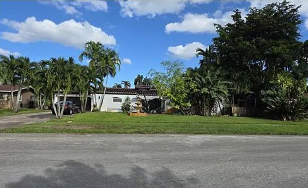 Photo of 690 NW 68TH Avenue, Plantation, FL 33317 (MLS # B26082260)