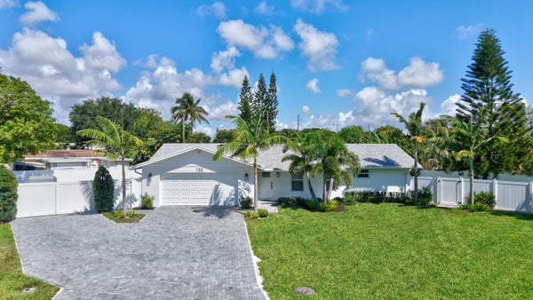 135 SE 28TH CT, BOYNTON BEACH, FL 33435 - Image ddd8bdf7a40f0b4f1a78a6e1e0cf69bc/3209813216