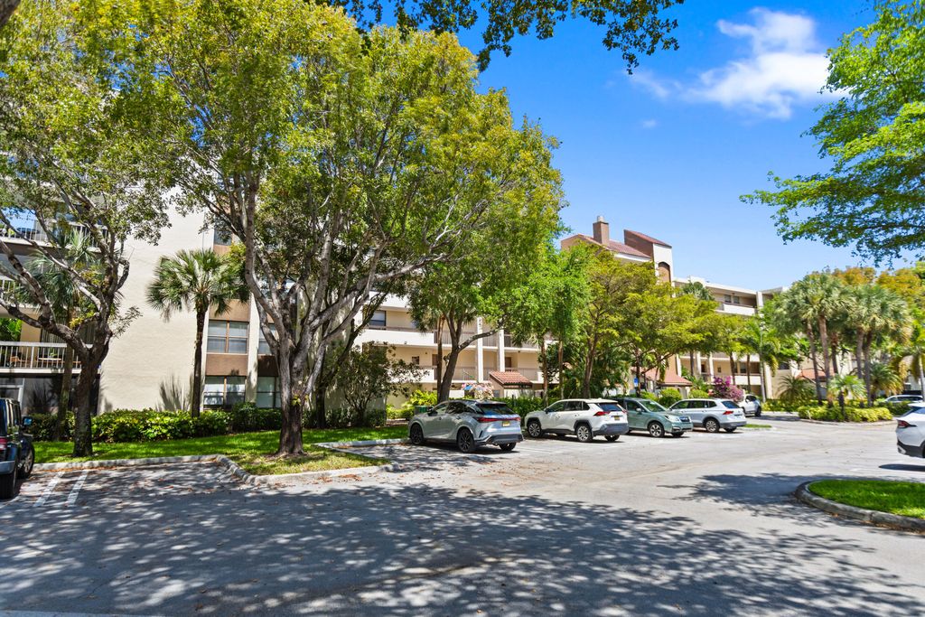 Photo of 955 Egret Circle #504, Delray Beach, FL 33444 (MLS # B26009612)