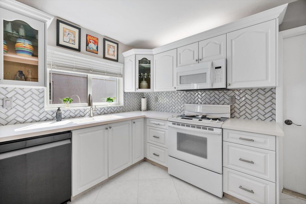 Photo of 15541 Dover Court, Davie, FL 33331 (MLS # B26004422)