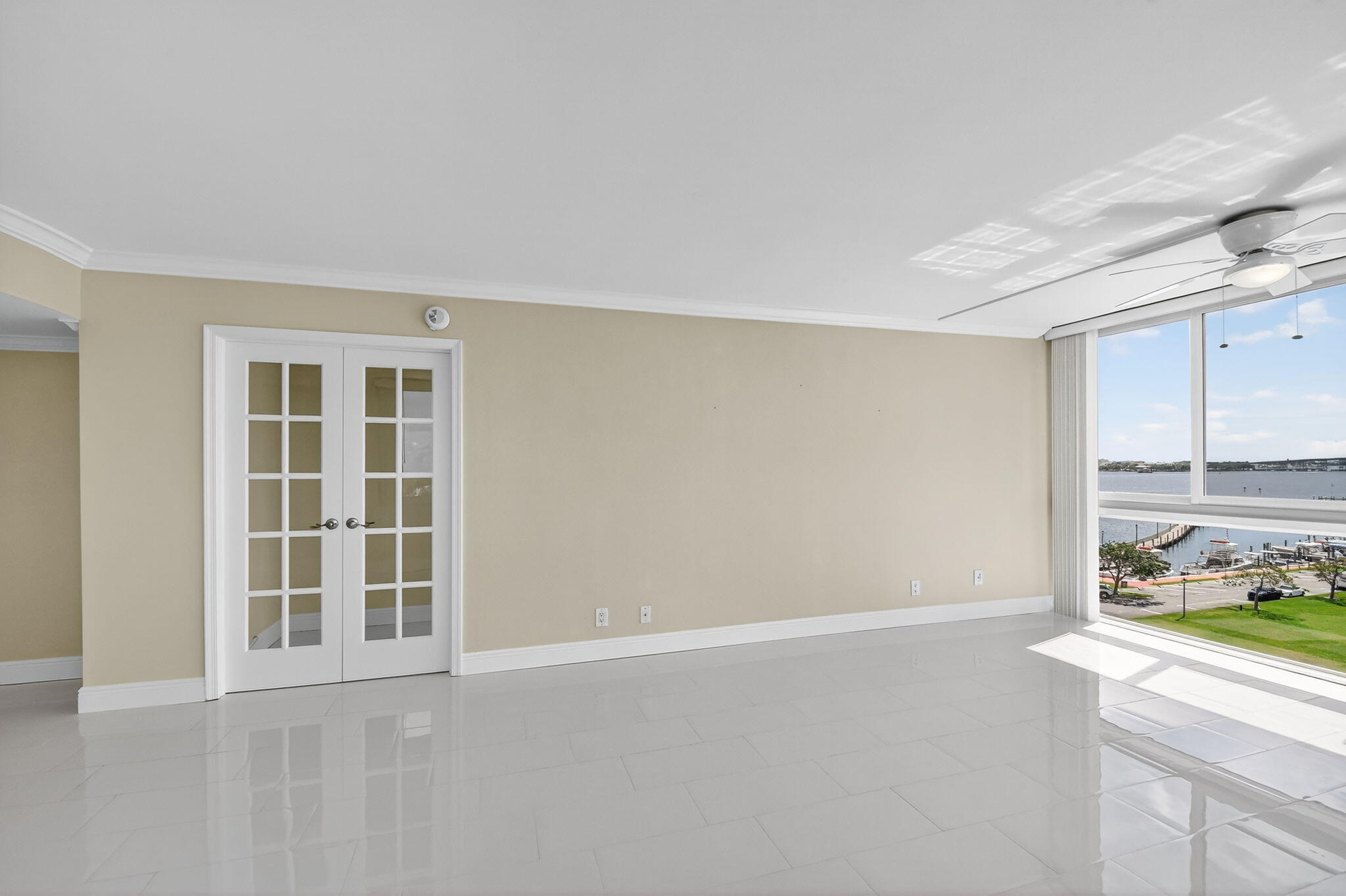 Lake Harbour Towers South - Residential