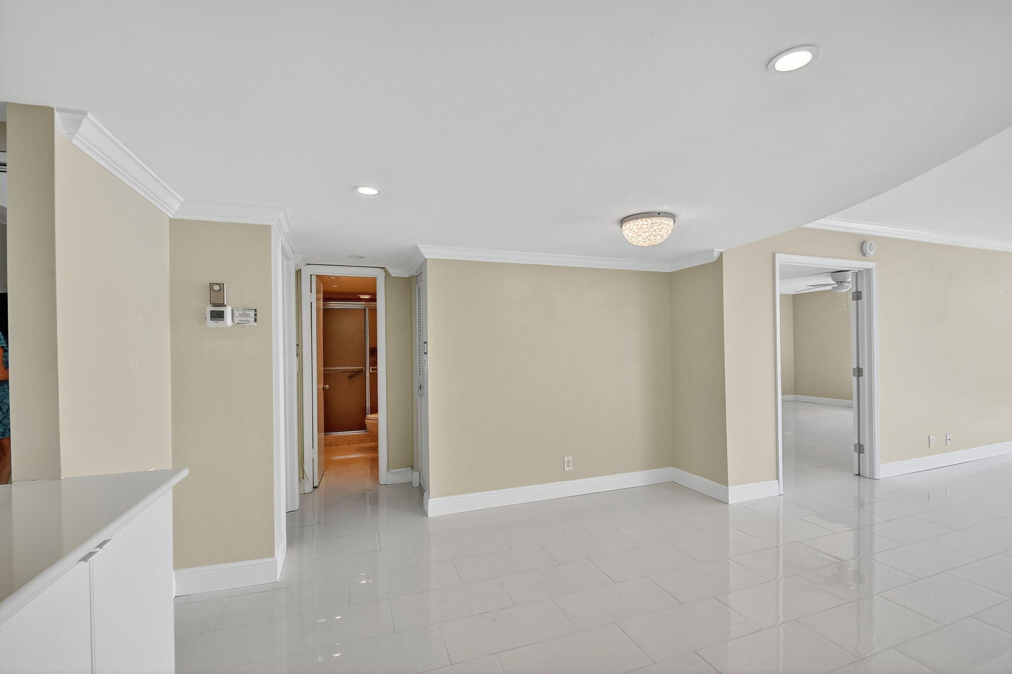 Lake Harbour Towers South - Residential