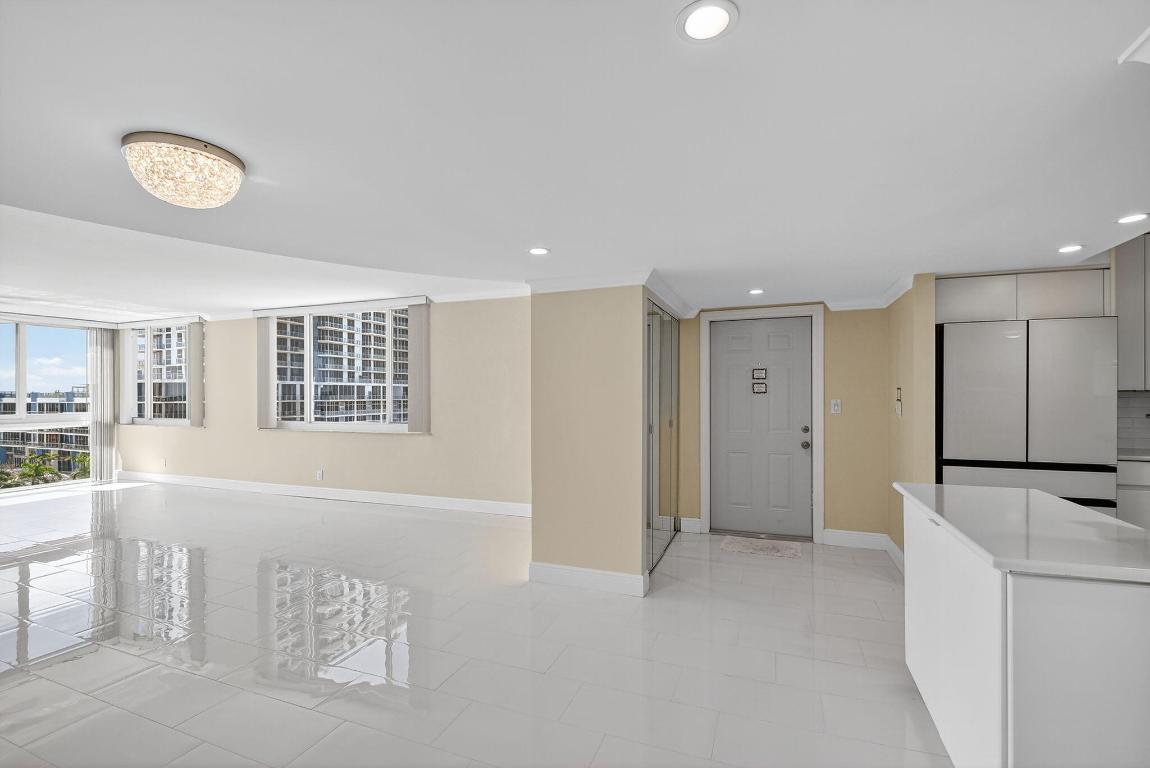 Lake Harbour Towers South - Residential