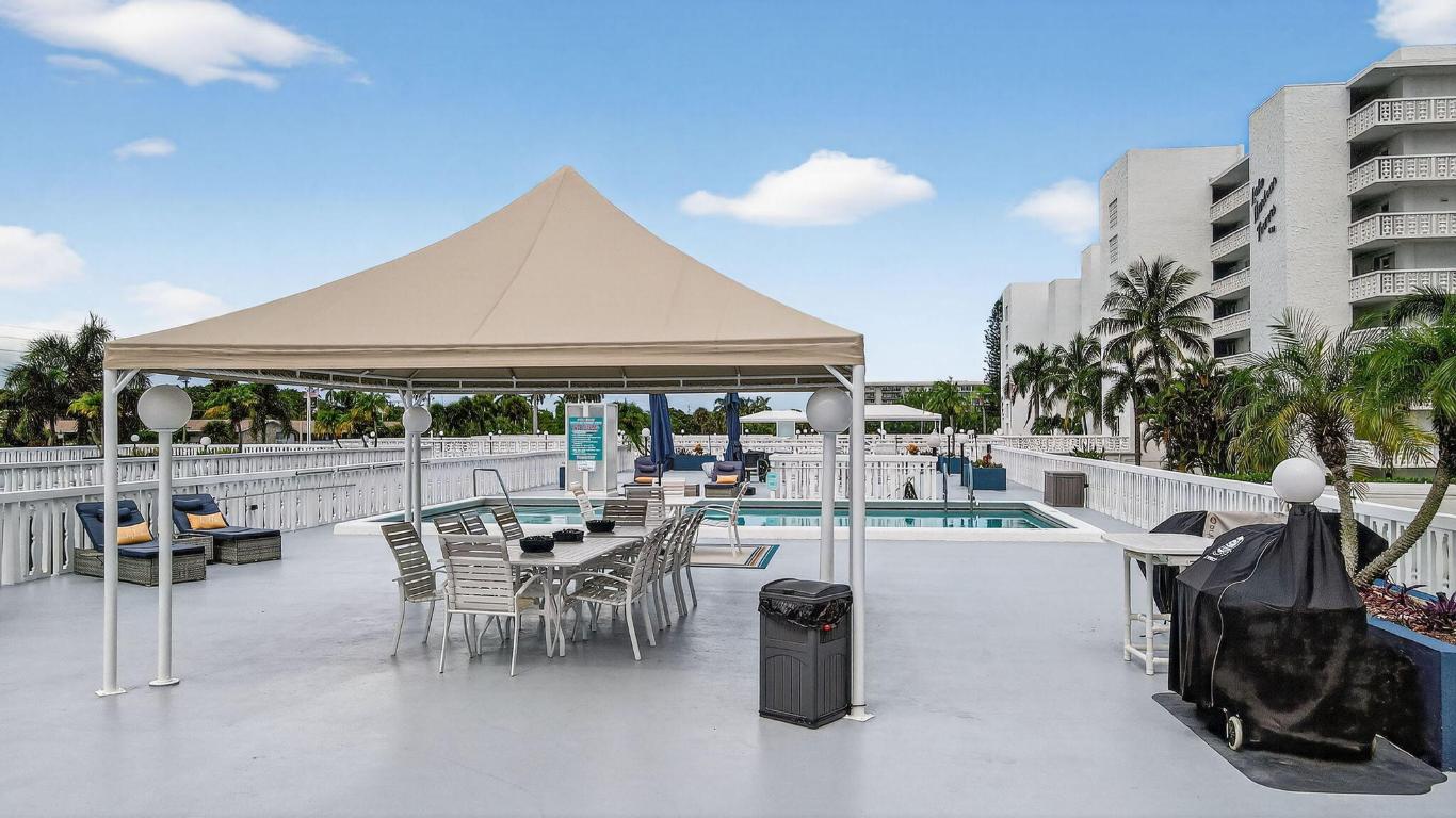 Lake Harbour Towers South - Residential