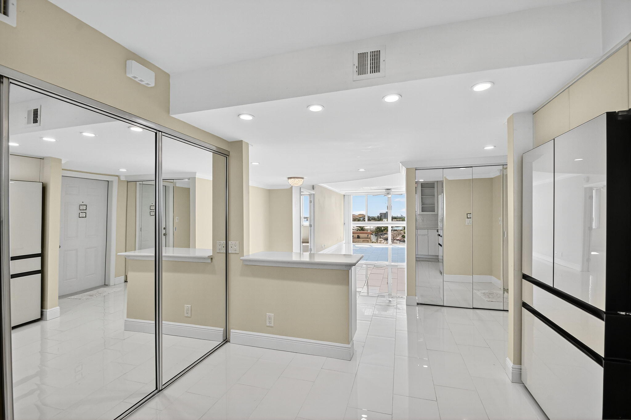 Lake Harbour Towers South - Residential