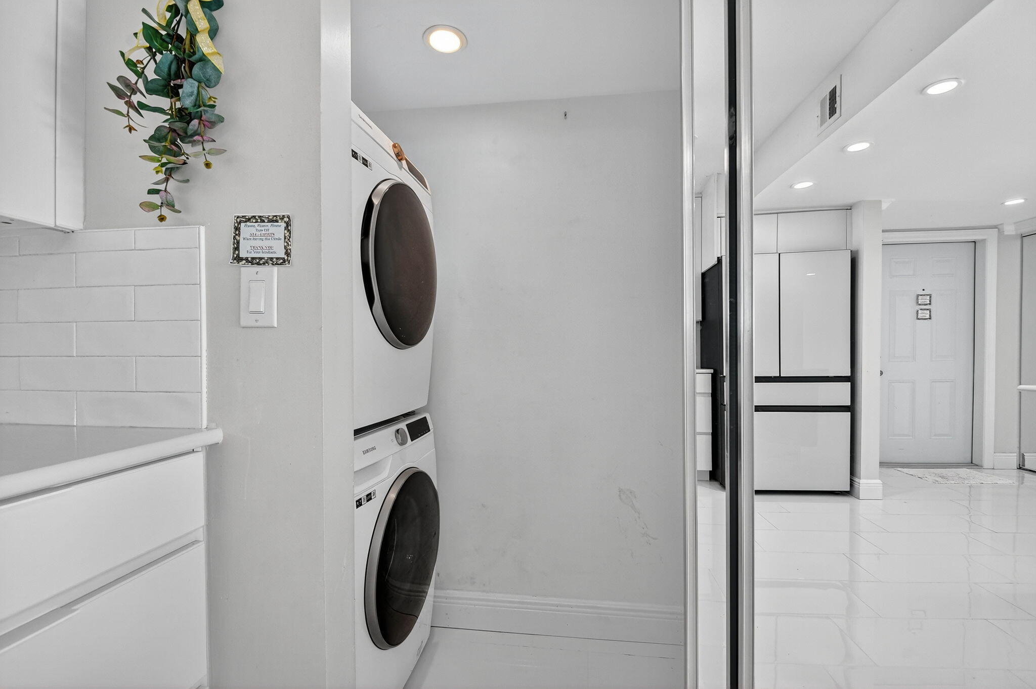 Lake Harbour Towers South - Residential