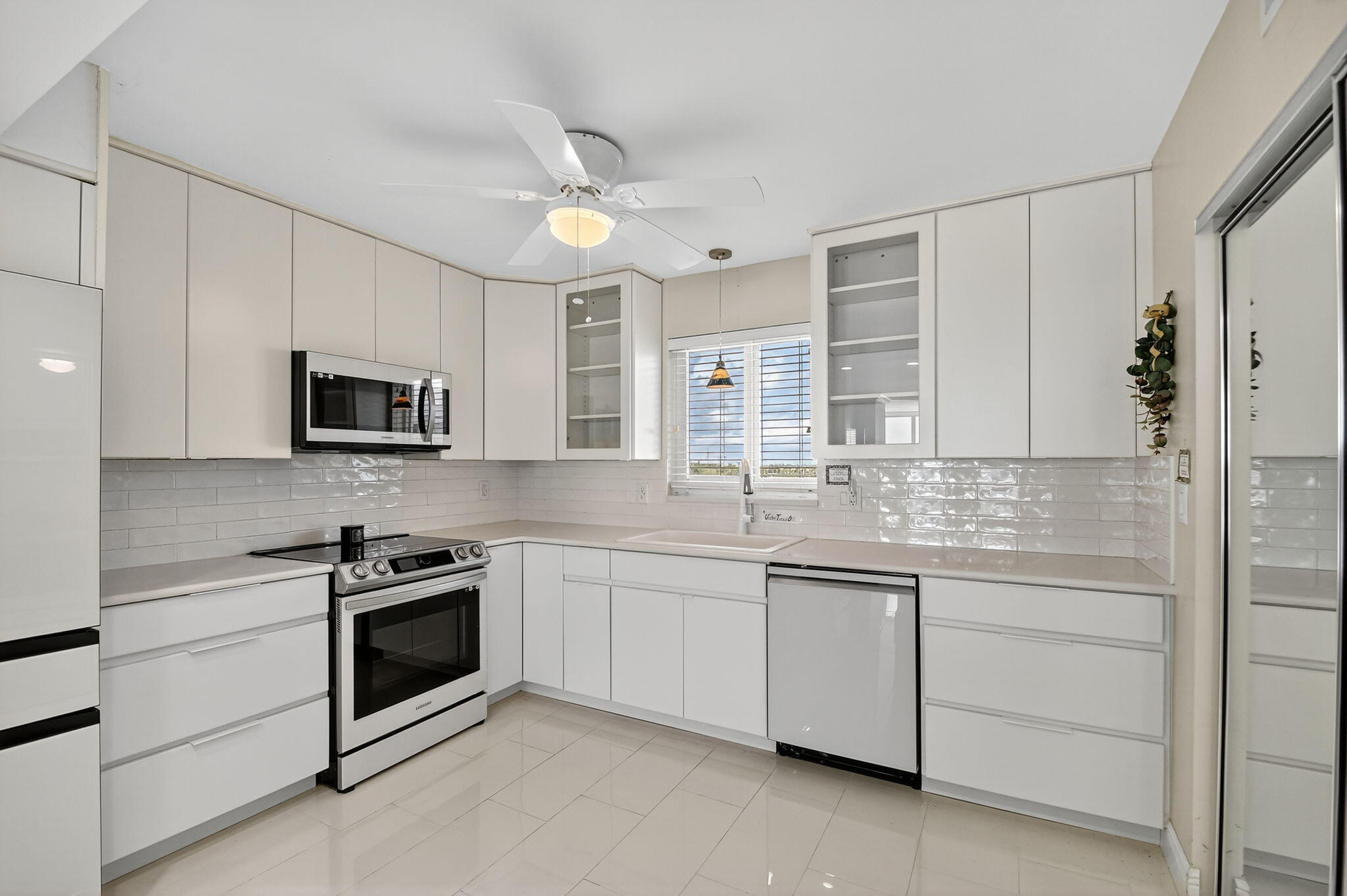 Lake Harbour Towers South - Residential