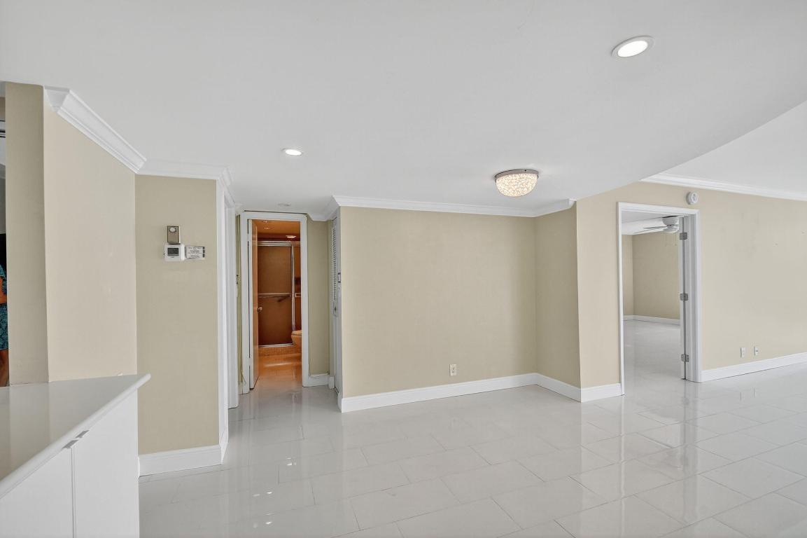 Lake Harbour Towers South - Residential