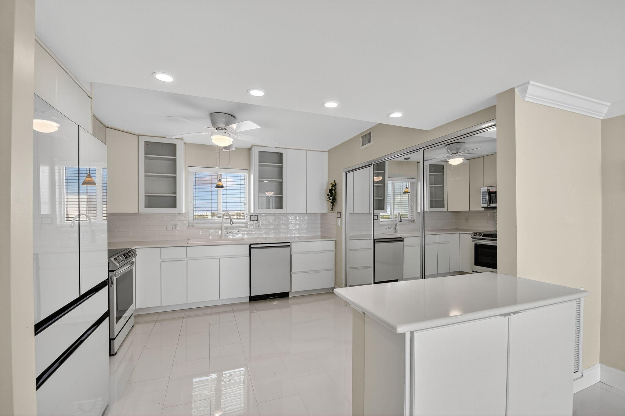 Lake Harbour Towers South - Residential