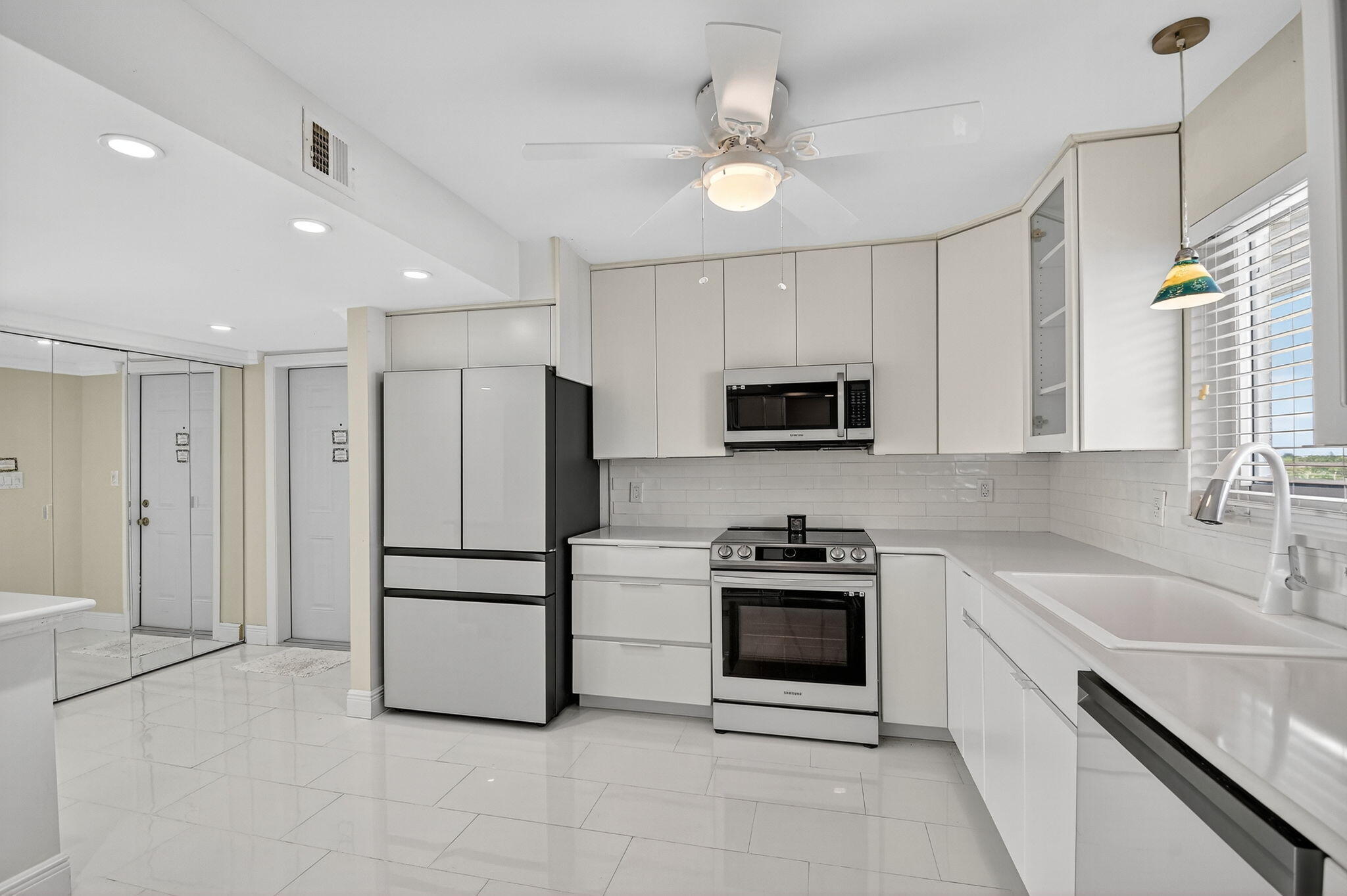 Lake Harbour Towers South - Residential