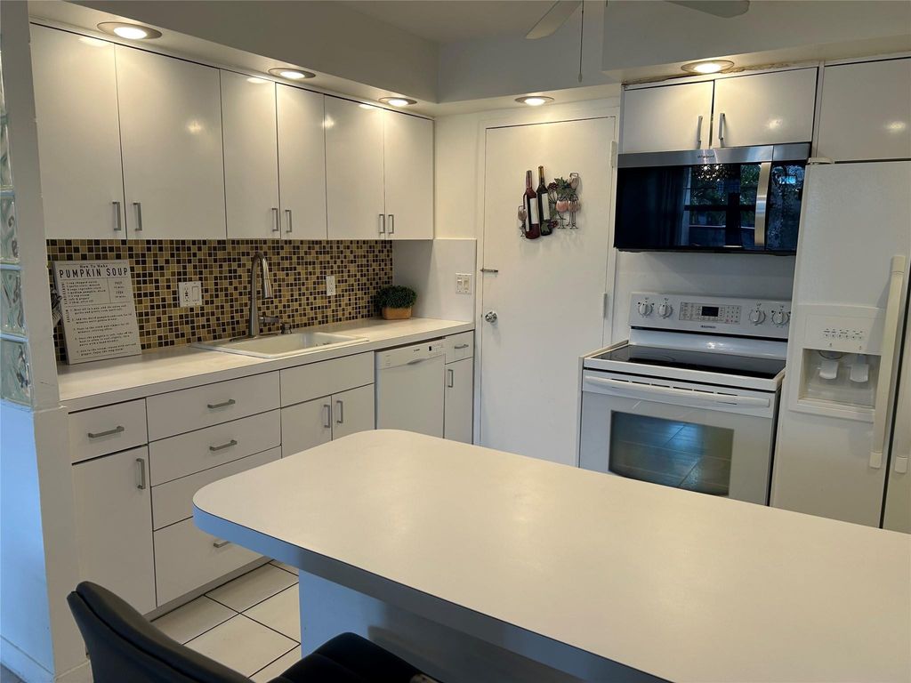 Photo of 5100 Dupont Boulevard #3k, Fort Lauderdale, FL 33308 (MLS # B26018805)