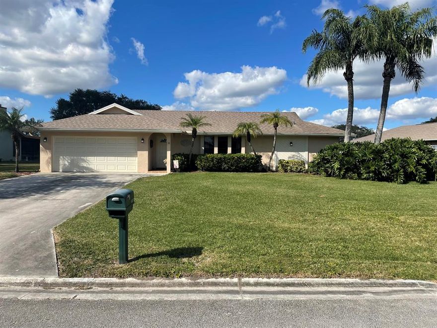 3/2/2 IN SOUGHT AFTER LA MANCHA NEIGHBORHOOD IN ROYAL PALM BEACH. PRIVATE POOL AND EXPANSIVE SCREENED IN BACK PATIO OVERLOOKING LAKE AND GOLF COURSE. GREAT AREA CLOSE TO SCHOOLS, PARKS AND SHOPPING.