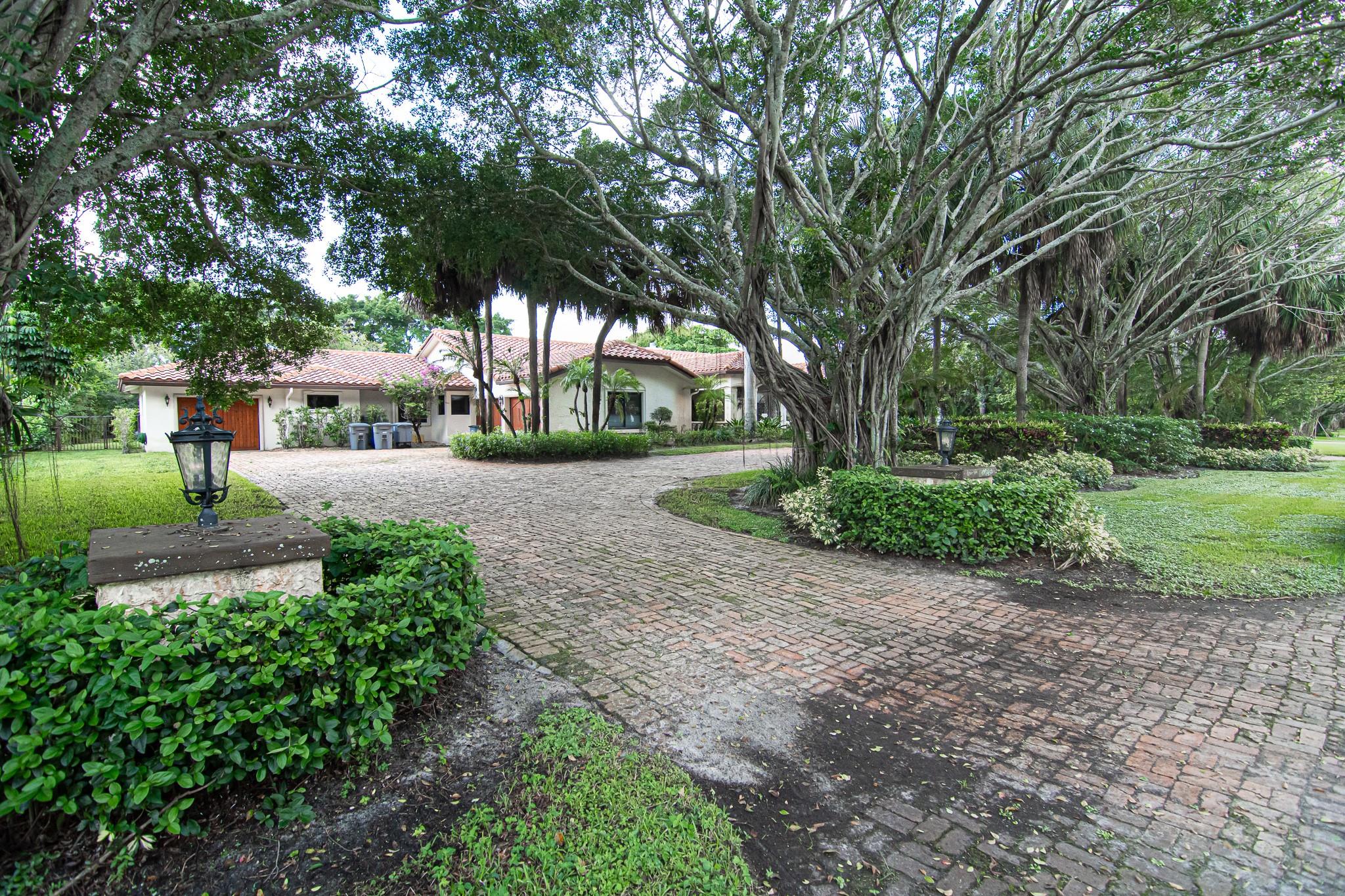 LONG LAKE ESTATES - Residential