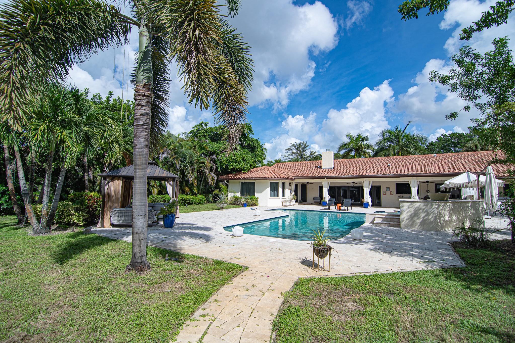LONG LAKE ESTATES - Residential