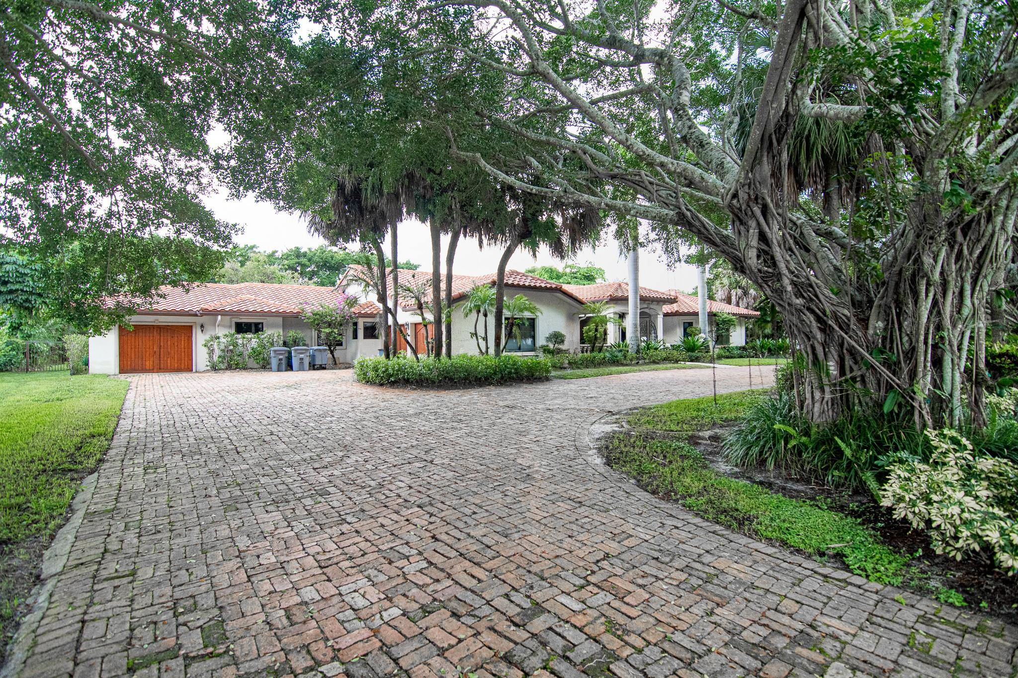 LONG LAKE ESTATES - Residential