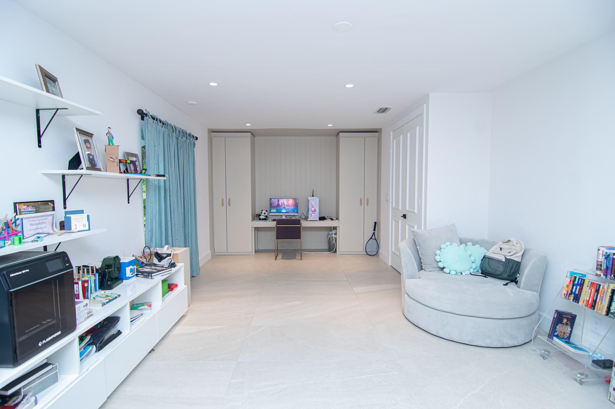 LONG LAKE ESTATES - Residential