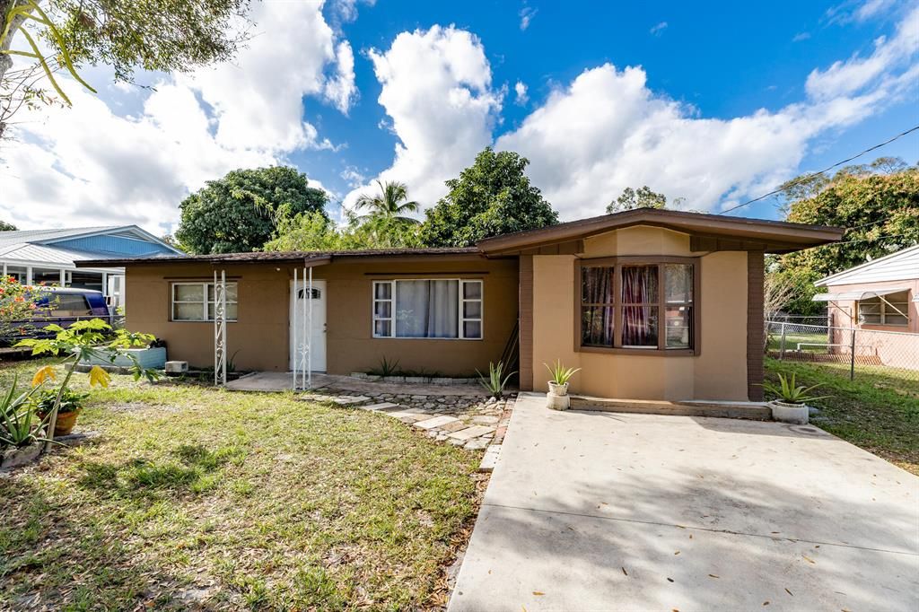 Photo of 2407 Oleander Boulevard, Fort Pierce, FL 34982 (MLS # R10768207)