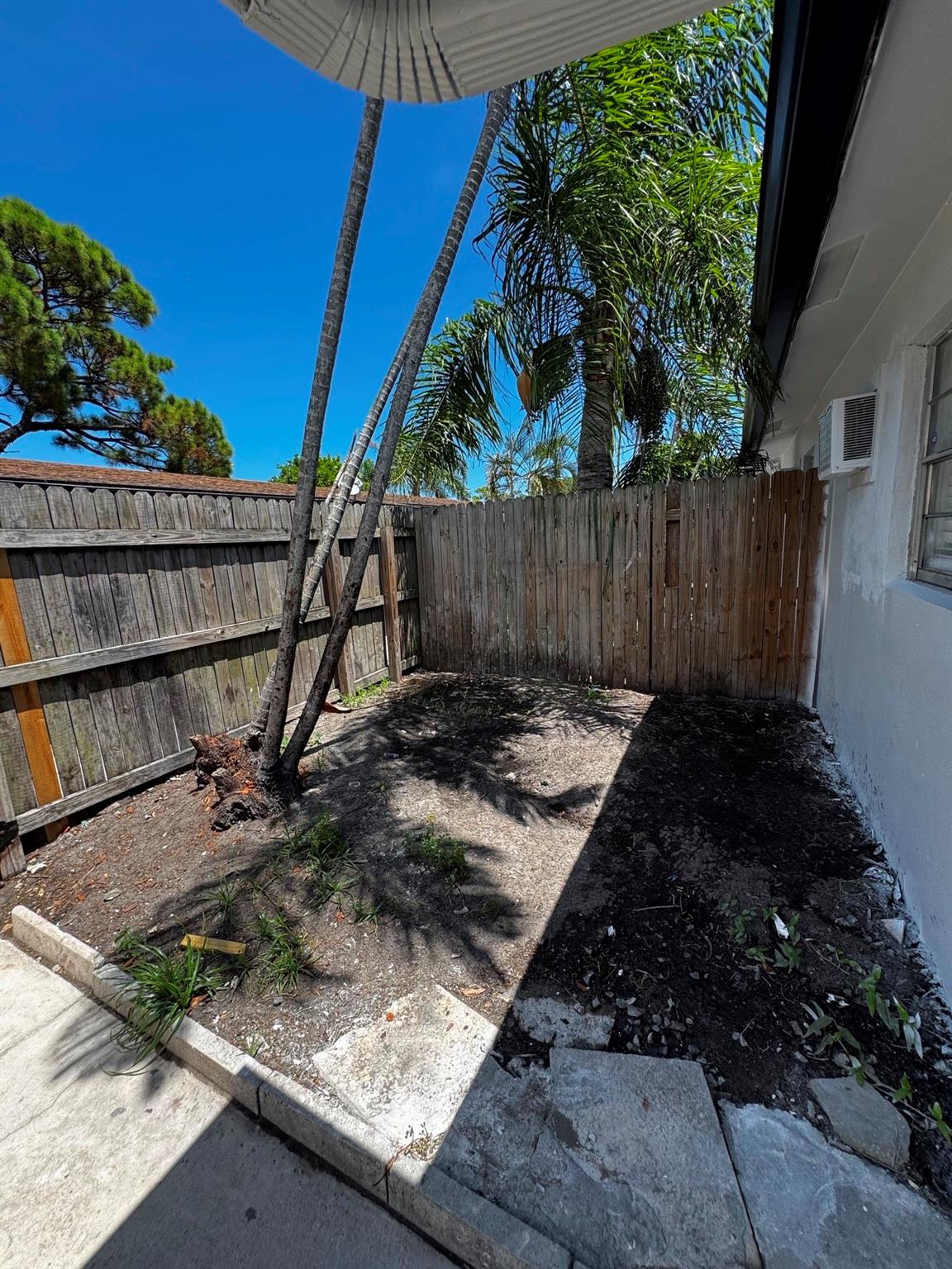 Very nice remodeled 3 bedroom 1 bath apartment. Quick and easy